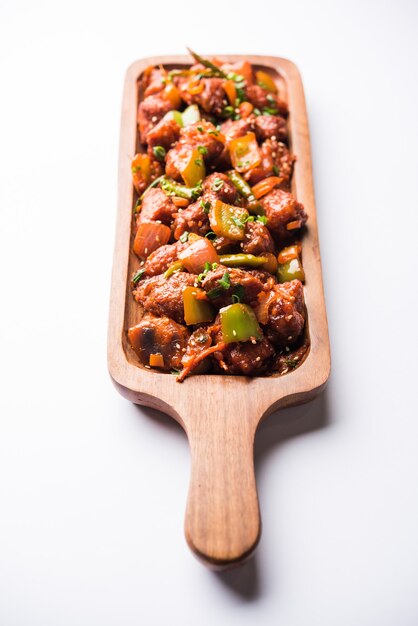 Indiase Voorgerecht Chili Kip, geserveerd in een bord