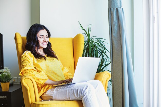 Indiase vrouw die haar laptop thuis gebruikt