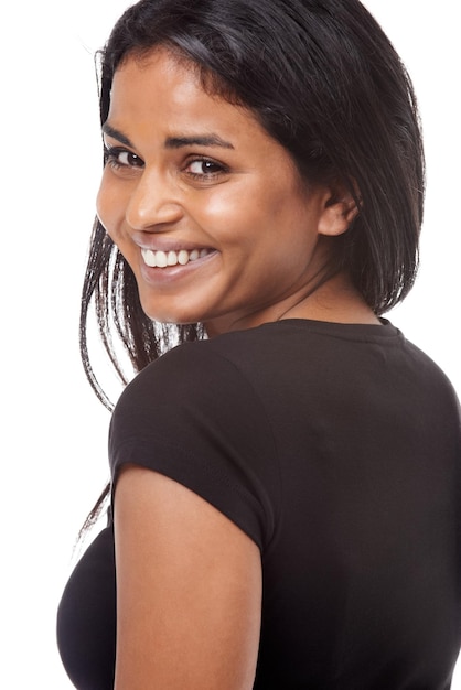 Foto indiase vrouw en gelukkig portret met schoonheid in studio witte achtergrond of mock-up voor mode huidverzorging dermatologie en persoon met vertrouwen en trots van cosmetica voor gezonde stroom op het gezicht