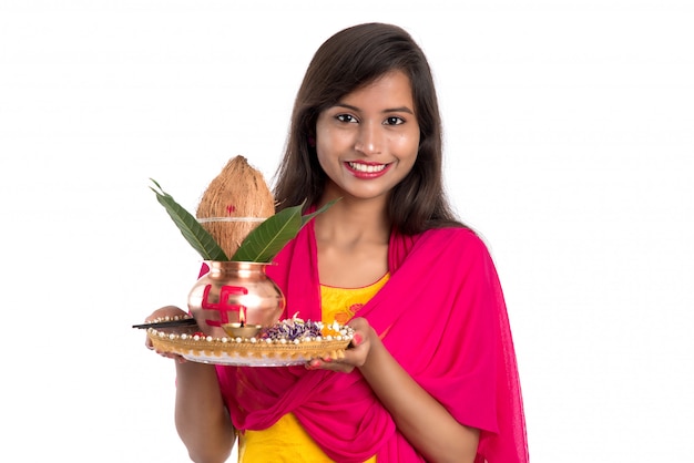 Indiase vrouw met een traditionele koperen Kalash met Pooja Thali, Indian Festival, koperen Kalash met kokos en mangoblad met bloemendecoratie, essentieel in Hindu Pooja.