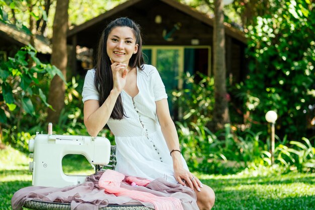 Indiase vrouw naait buiten in het zomerpark