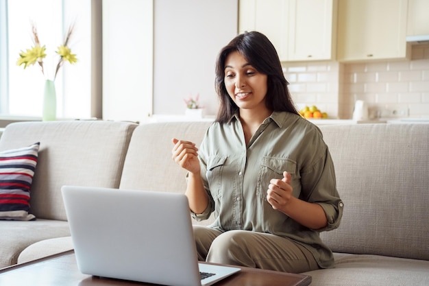 Indiase vrouw online leraar praten via videogesprek met behulp van laptop thuis