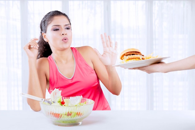 Indiase vrouw zegt nee tegen junkfood