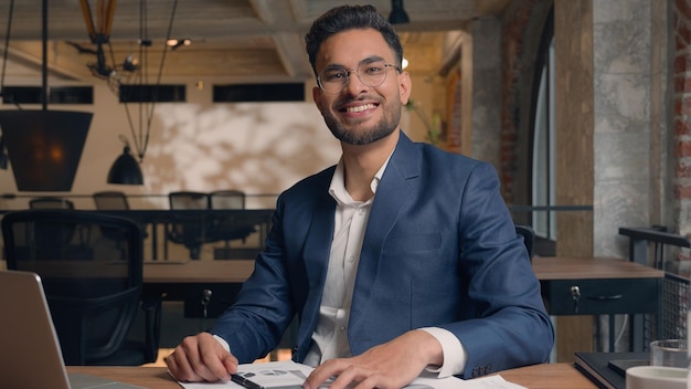 Indiase zakenman mannelijke ondernemer leider bedrijfsmanager werk computer laptop schrijven documenten