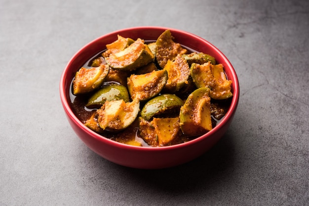Indiase zelfgemaakte rauwe mango augurk of aam ka achar of Kairi Loncha in een kom