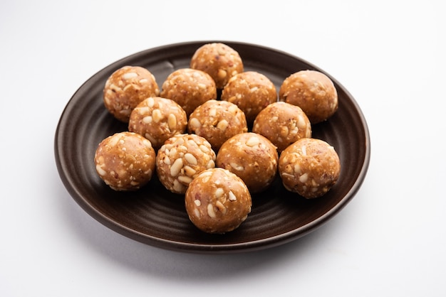 Indiase zoete aardnoten ladoo of mungfali of pinda laddo of laddu gemaakt met geroosterde pinda's en rietsuiker