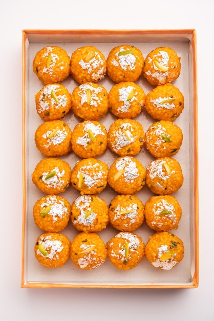 Indiase zoete motichoor laddooÂ of Bundi laddu gemaakt van grammeel, zeer kleine balletjes of boondis die gefrituurd en gedrenkt zijn in suikersiroop voordat er balletjes van worden gemaakt