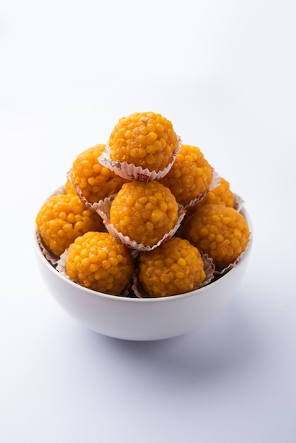 Indiase zoete motichoor laddooÂ of Bundi laddu gemaakt van grammeel, zeer kleine balletjes of boondis die gefrituurd en gedrenkt zijn in suikersiroop voordat er balletjes van worden gemaakt