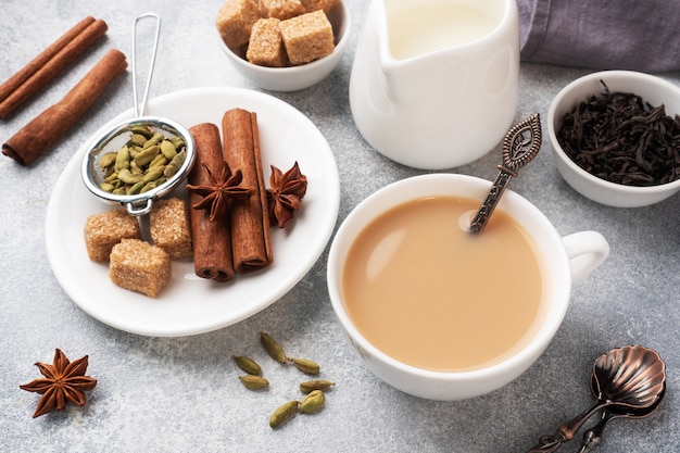 Indiër drinkt masala thee met melk en kruiden. Kardemom stokjes kaneel steranijs rietsuiker.