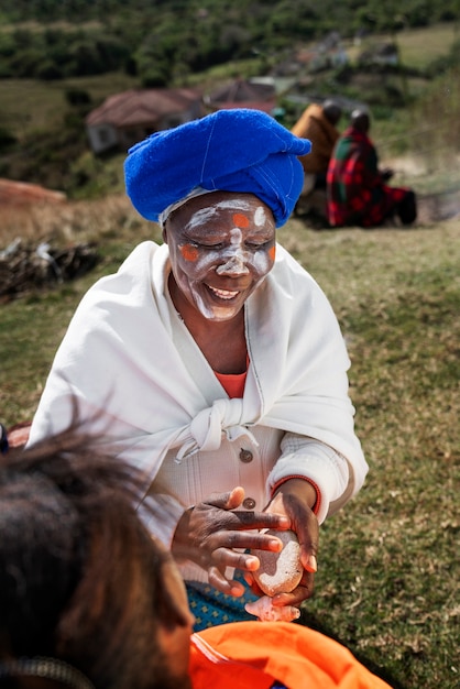 Persona indigena che fa le faccende quotidiane e mostra lo stile di vita