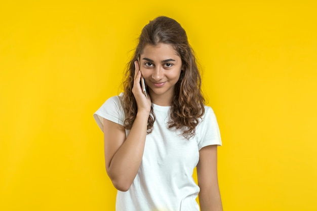 Indisch meisje dat op de telefoon spreekt