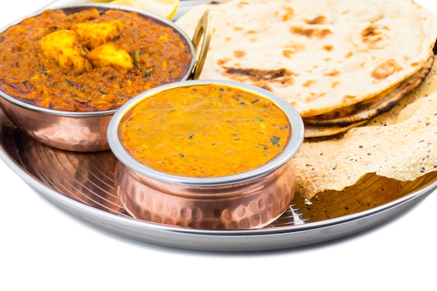 Indisch Thali-Voedsel Dal Makhani op Witte Achtergrond