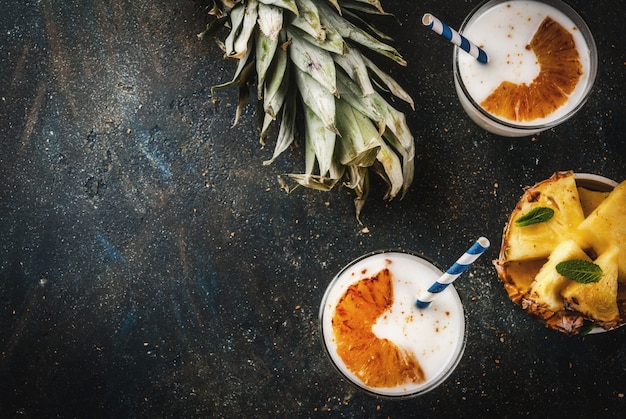 Indisch voedsel en drank gekarameliseerde de cocktail donkerblauwe achtergrond van ananaslassi