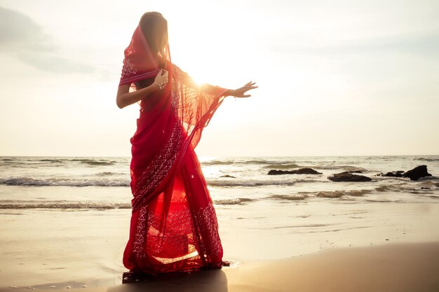 Indisch vrouwelijk model in vakantie op paradijs tropisch strand door oceaanzee