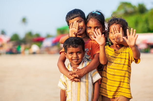 Indische kinderen bij strand Goa