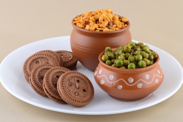 Indische snack: mengsel, roomkoekje en gekruide gefrituurde groene erwten {chatpata matar} in plaat.