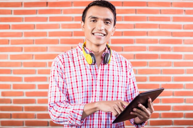 Indische student met tabletcomputer