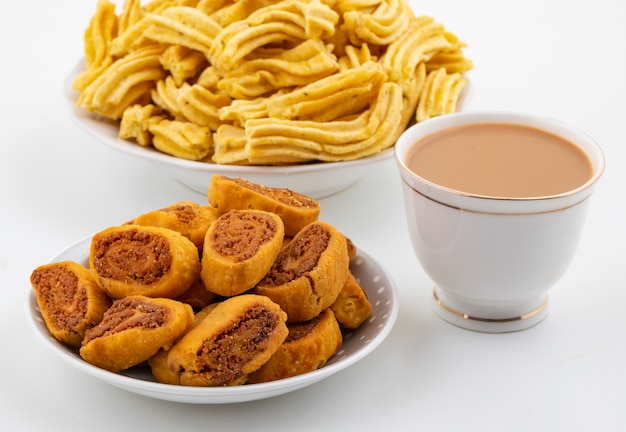 Indische traditionele pittige snack ghatiya met bhakarwadi