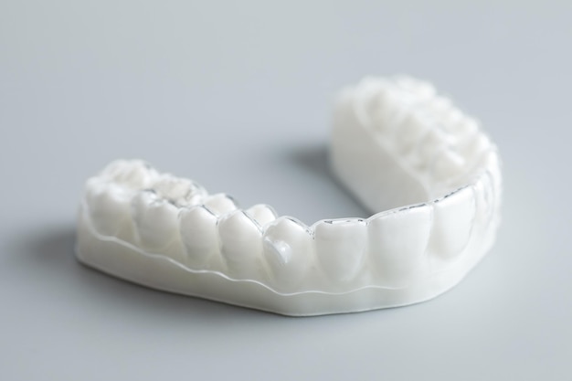 Индивидуальная силиконовая капа для зубов для отбеливания зубов концепция отбеливания