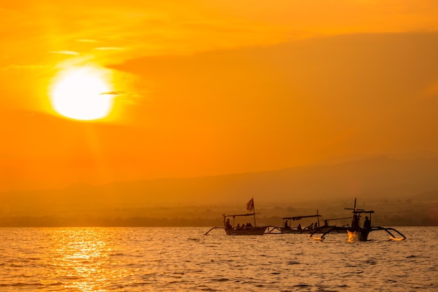 인도네시아. 발리 해안에서 바다에 새벽. 돌고래의 출현을 기다리고있는 보트