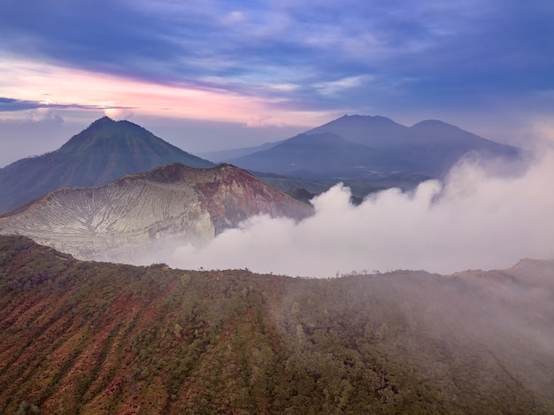 インドネシア。ジャワ島。活発な硫黄火山イジェンの早朝。航空写真