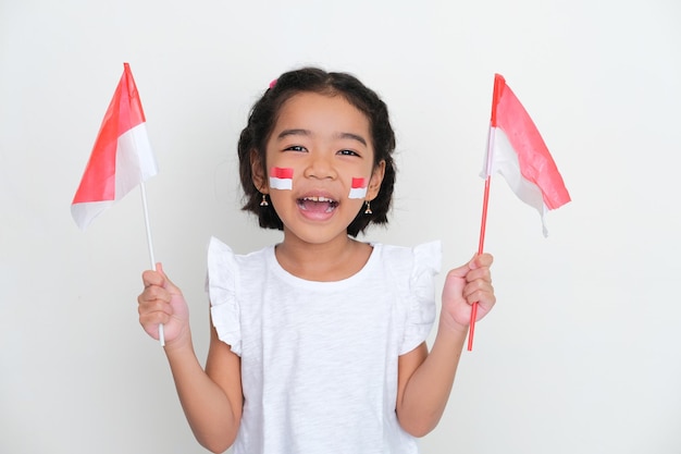 Ragazzino indonesiano che mostra felicità quando celebra il giorno dell'indipendenza