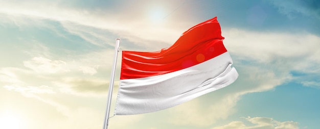 Национальный флаг Индонезии, развевающийся в небе