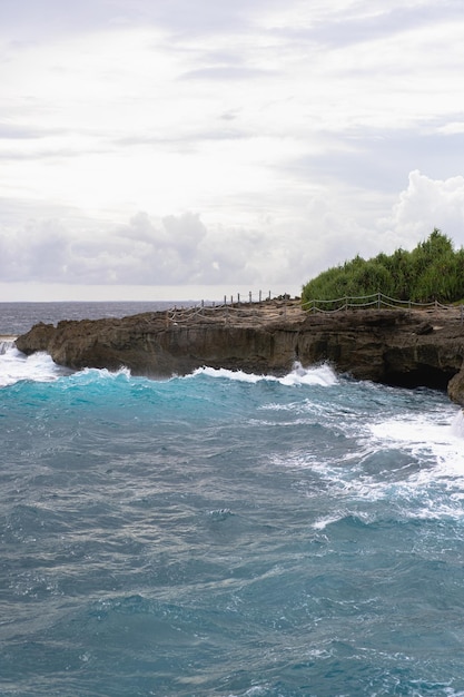 Indonesia, isola di nusa lembongan, fontana naturale di devil's tear