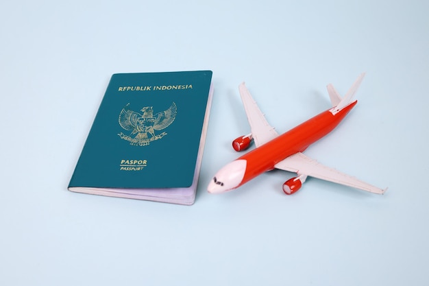 Foto passaporto indonesiano con aereo isolato su sfondo blu