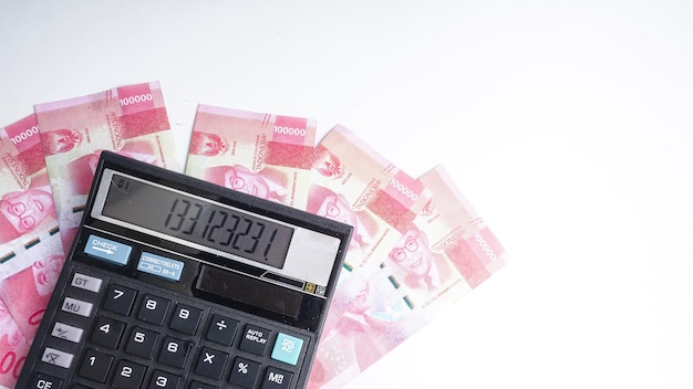 Индонезийские рупии деньги с калькулятором на белом фоне Выборочный фокус Копирование пространства для текста