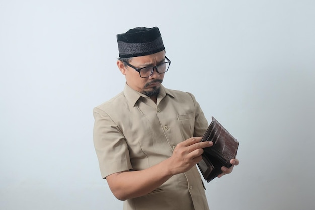 Photo indonesian civil servant checking his wallet