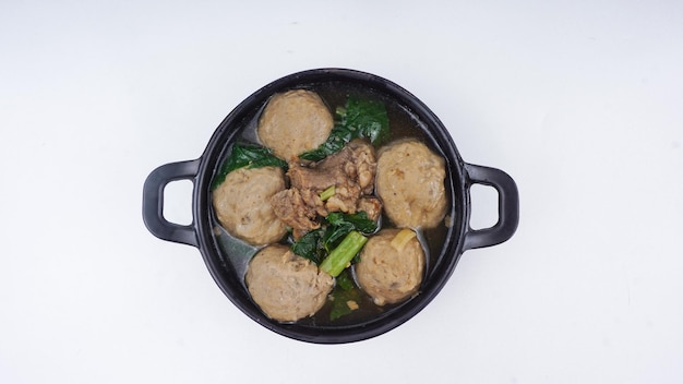 인도네시아 음식 Bakso 또는 미트볼 준비 및 흰색 배경 플랫 레이 개념에 고립 된 냄비에 제공