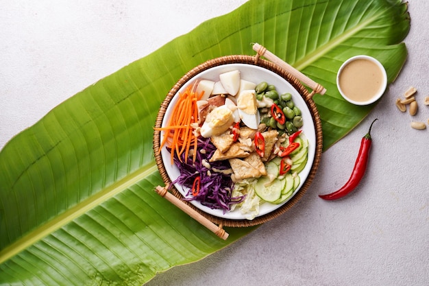 Insalata piccante fresca indonesiana gado gado con salsa di arachidi