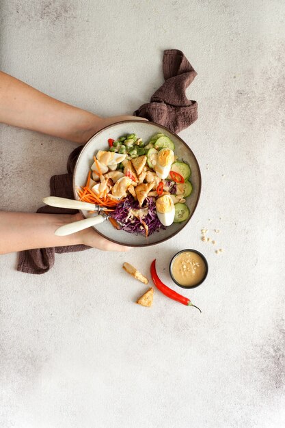 Insalata piccante fresca indonesiana gado gado con salsa di arachidi