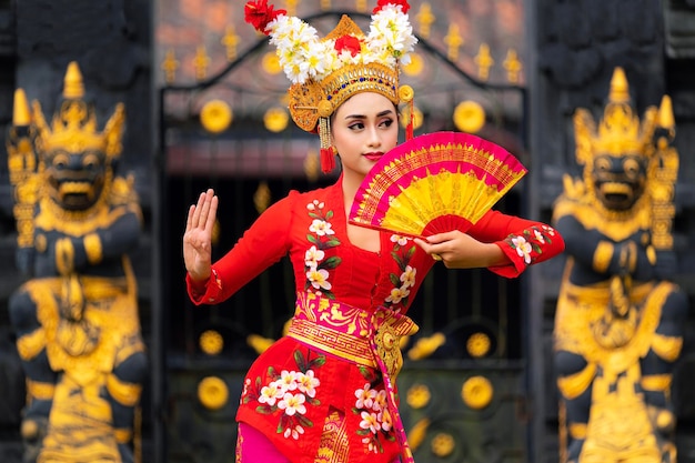 Photo indonesian girl with traditional costumn dance in bali temple indonesia