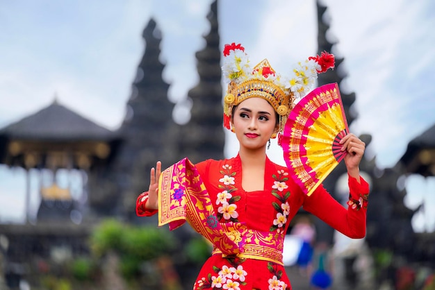 Photo indonesian girl with traditional costumn dance in bali temple indonesia