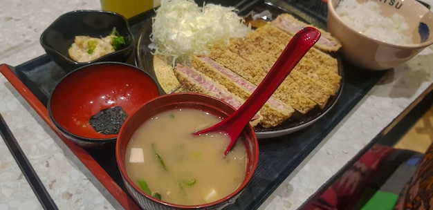 인도네시아 일본 퓨전 음식 일식 요리 인도네시아 스타일 규카츠 쇠고기 카라게 샐러드와 두부 수프