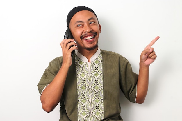 Foto l'uomo indonesiano al telefono dirige l'attenzione controlla queste offerte durante il ramadan