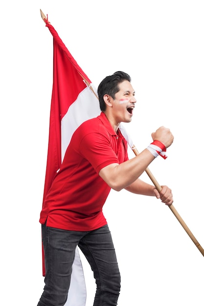 Photo indonesian men celebrate indonesian independence day on 17 august by holding the indonesian flag