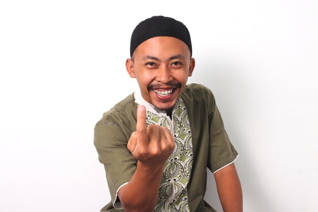 インドネシアのイスラム教徒男性白い背景で迎のジェスチャー