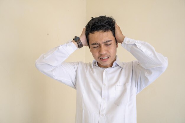 사진 흰 옷을 입은 인도네시아 회사원은 스트레스와 불행한 표정을 느낀다