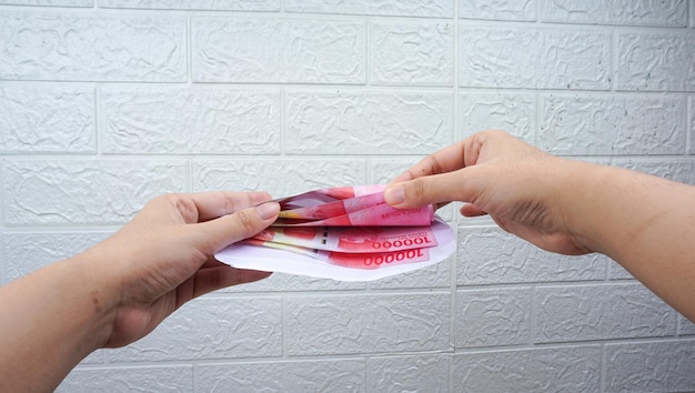 봉투에 든 인도네시아 루피아 현금으로 십만 루피아 선택적 집중