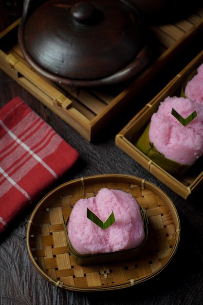 Photo indonesian snack kue mangkok or kue apem steamed sponge cake that look like cup cake