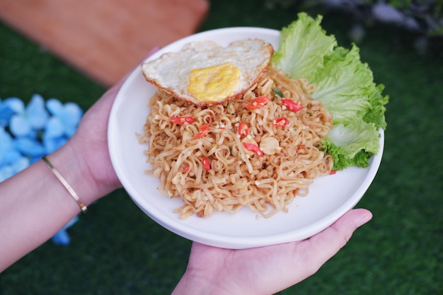 Foto spaghetti piccanti indonesiani con uovo su piatto bianco foto stock