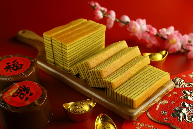 인도네시아어 천 레이어 롤 케이크 또는 청금석 이 케이크는 중국 설날에 제공됩니다.
