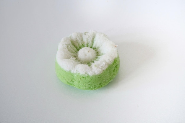 Индонезийский традиционный печенье на паре Kue Putu Ayu из рисовой муки, измельченного кокоса и пандануса