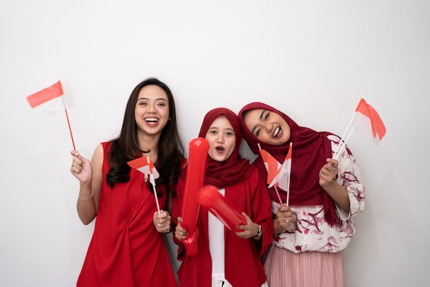 独立記念日を祝うフラグを持つインドネシアの女性