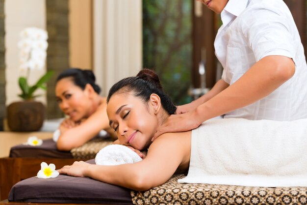 Photo indonesian women at wellness spa massage