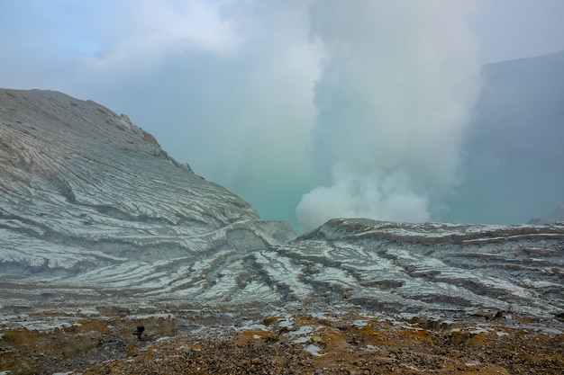 Indonesië. oost-java-eiland. zwavelafzettingen op de helling van de kawah idjen-vulkaan en giftige dampen