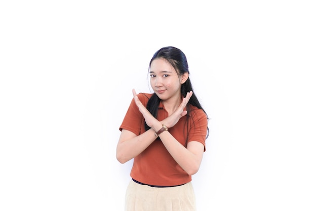 Indonesisch Aziatisch model glimlacht en geeft te kennen dat ze het niet goedkeurt om oranje kleren te dragen
